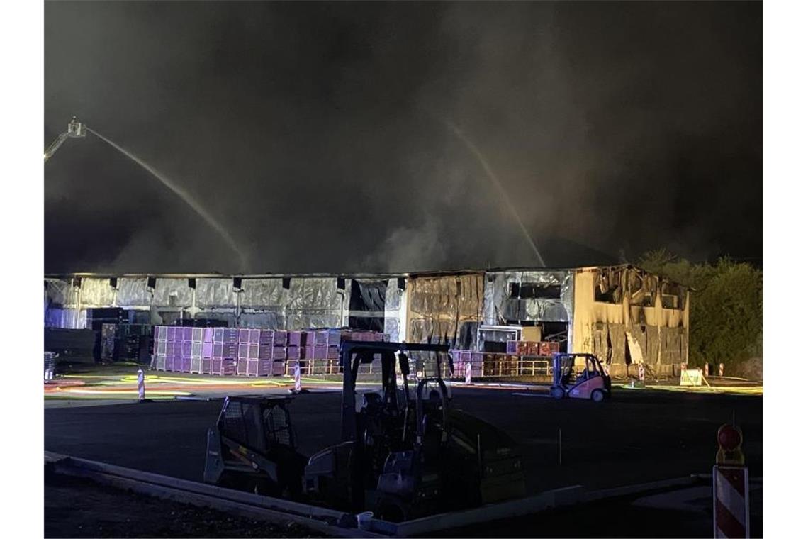 Millionenschaden bei Großbrand in Bruchsal: Keine Verletzten Feuerwehrleute löschen einen Brand in einer kunststoffverarbeitenden Firma. Foto: Schulz/SDMG/dpa