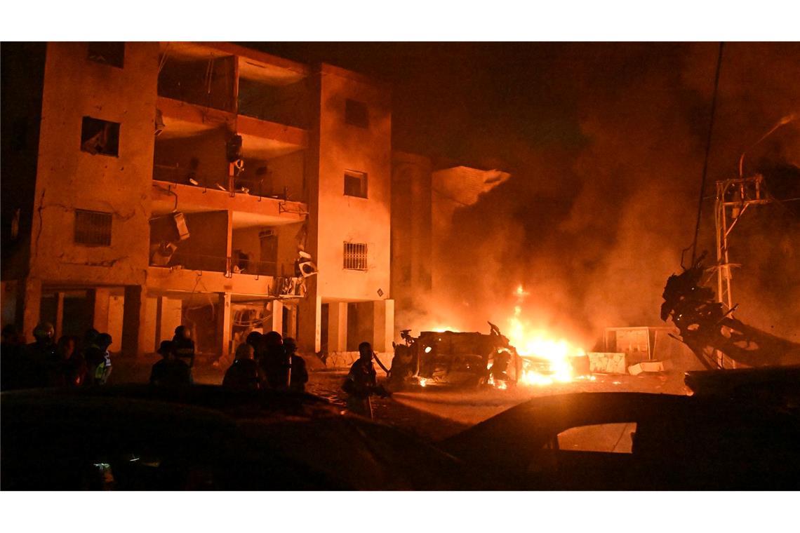 Bilder des Tages Feuerwehrleute löschen einen Brand, nachdem eine aus dem Iran abgefeuerte Rakete in Haifa im Norden Israels eingeschlagen ist.