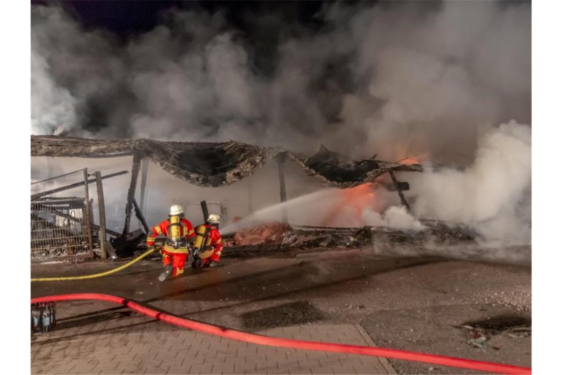 Feuerwehrleute löschen einen brennenden Stall in Bad Herrenalb. Foto: Einsatz-Report24/dpa