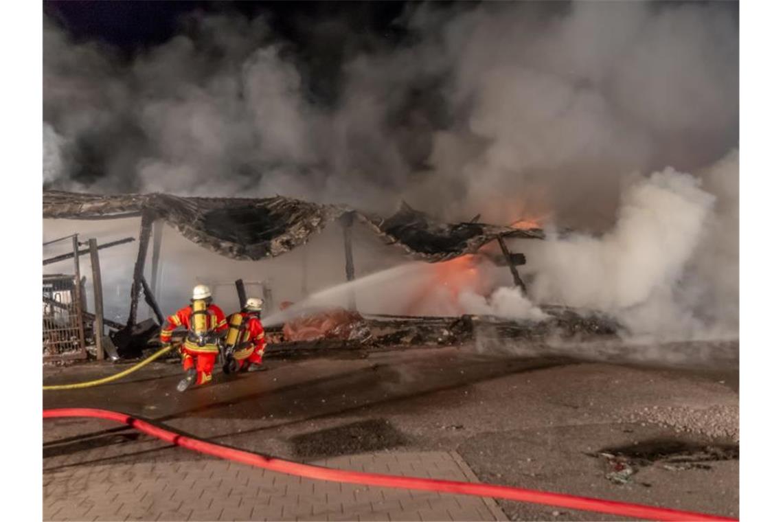 Feuerwehrleute löschen einen brennenden Stall in Bad Herrenalb. Foto: ---/Einsatz-Report24/dpa