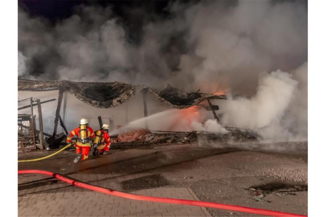 Verdächtiger festgenommen nach Brand in Stall Feuerwehrleute löschen einen brennenden Stall in Bad Herrenalb. Foto: ---/Einsatz-Report24/dpa