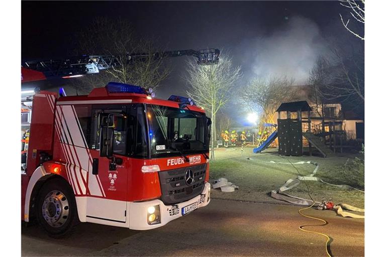 Feuerwehrleute löschen einen Hausbrand. Foto: Alexander Auer/dpa/Archivbild