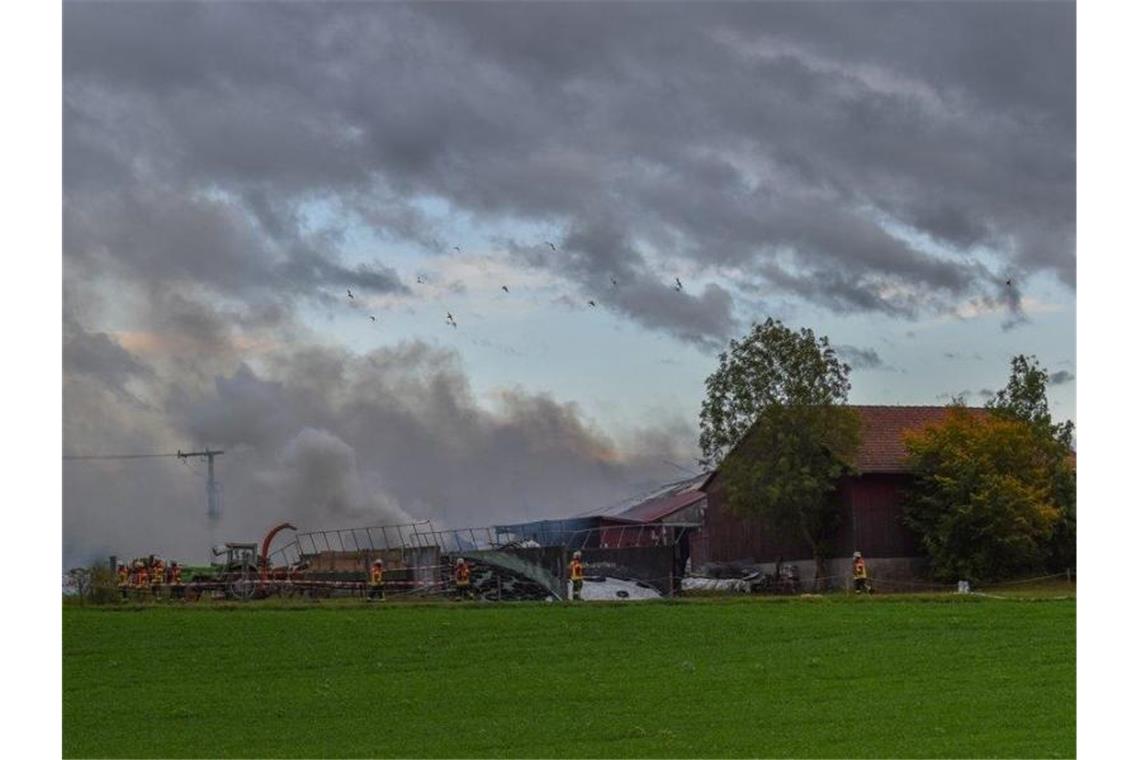 Feuerwehrleute löschen einen Kuhstall in Blaufelden. Foto: Fabian Koss/Ostalb Network/onw-images /dpa