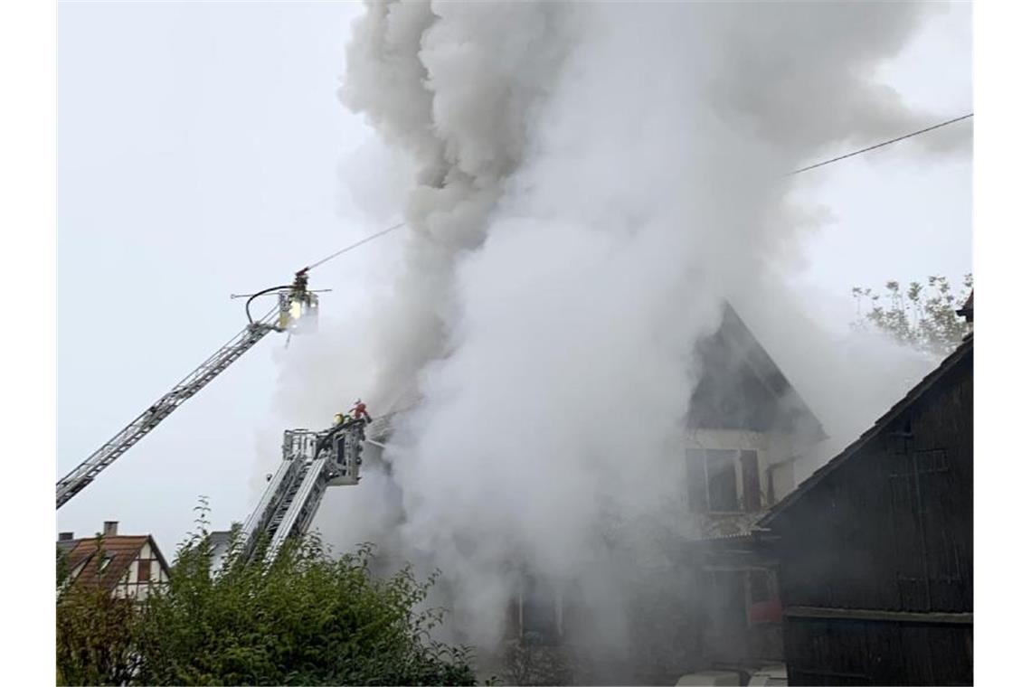 Fachwerkhaus nach Feuer einsturzgefährdet Feuerwehrleute löschen von Drehleitern aus einen Brand in einem Wohnhaus. Foto: Hemmann/SDMG/dpa