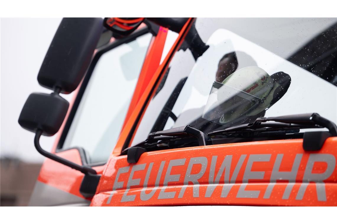 Feuerwehrleute löschten die Flammen an dem Wohnwagen. (Symbolbild)