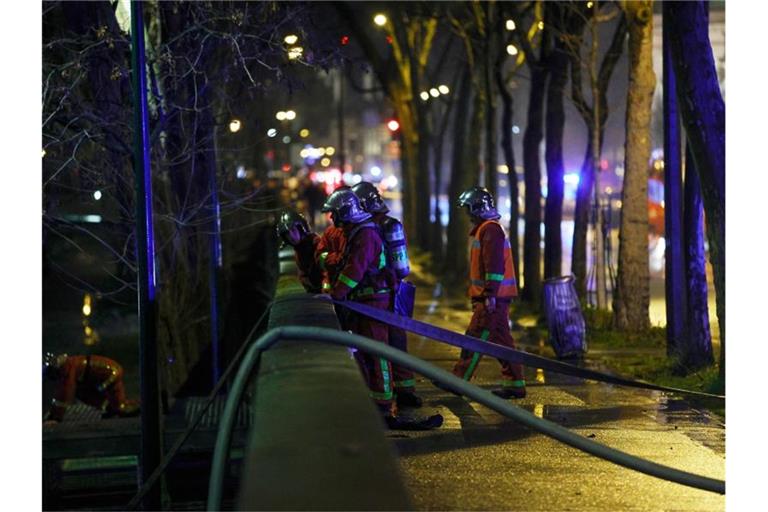 Feuerwehrleute sind an dem brennenden Stadtpalais in Paris im Einsatz. Foto: Geoffroy Van Der Hasselt/AFP/dpa