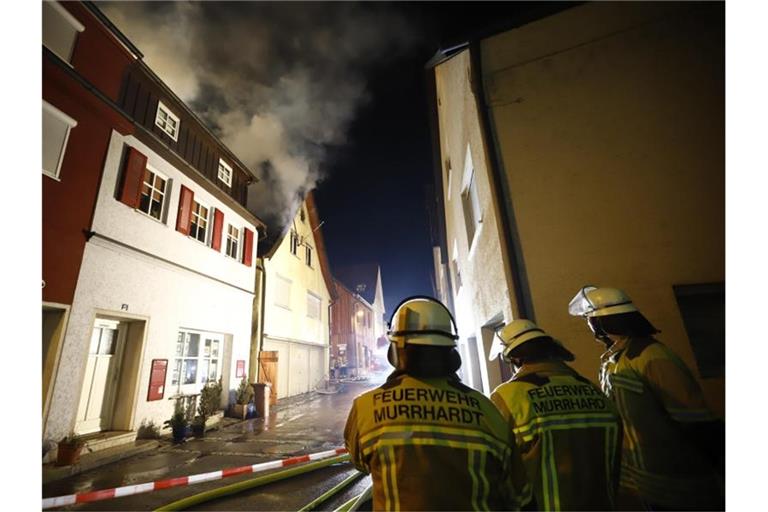 Feuerwehrleute sind bei einem Brand eines Dachstuhls im Einsatz. Foto: Simon Adomat/dpa