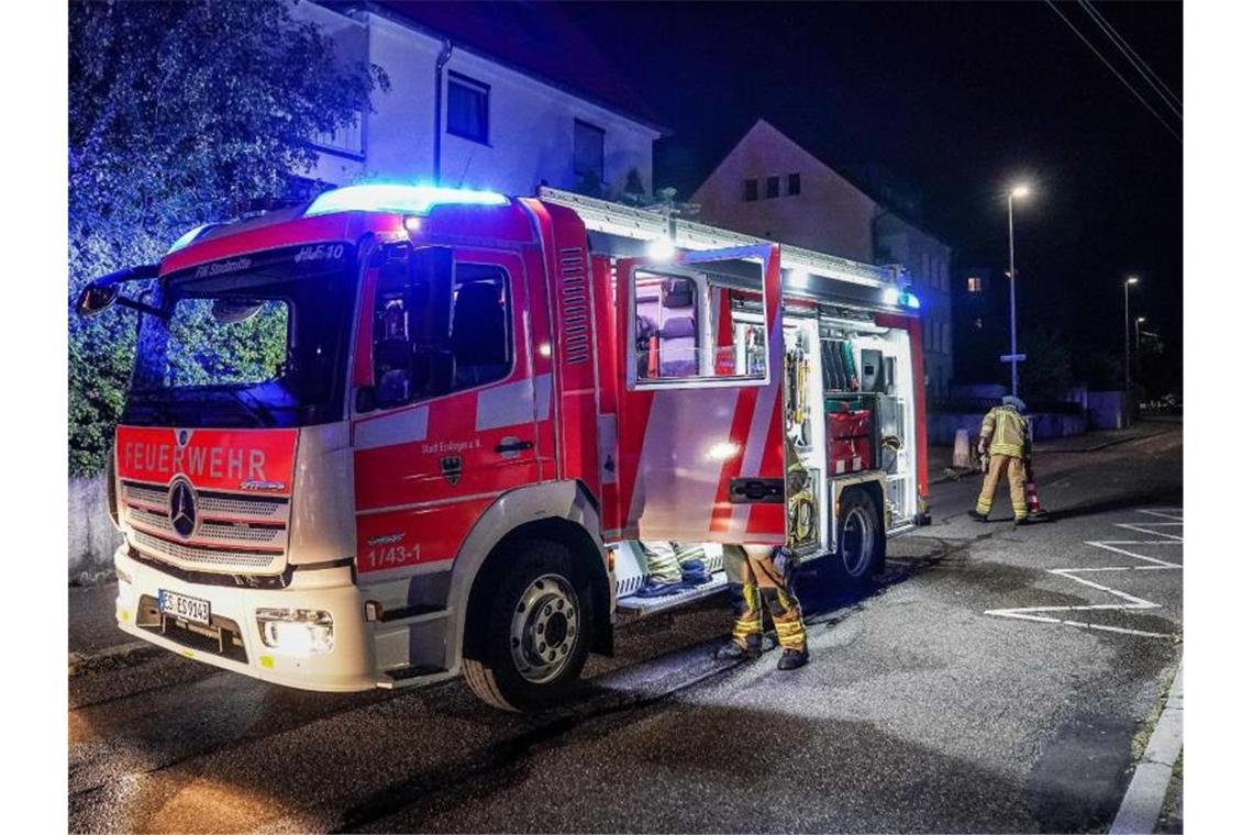 Feuerwehrleute sind bei einem Brand in einer Wohngruppe in Esslingen im Einsatz. Foto: Kohls/SDMG/dpa