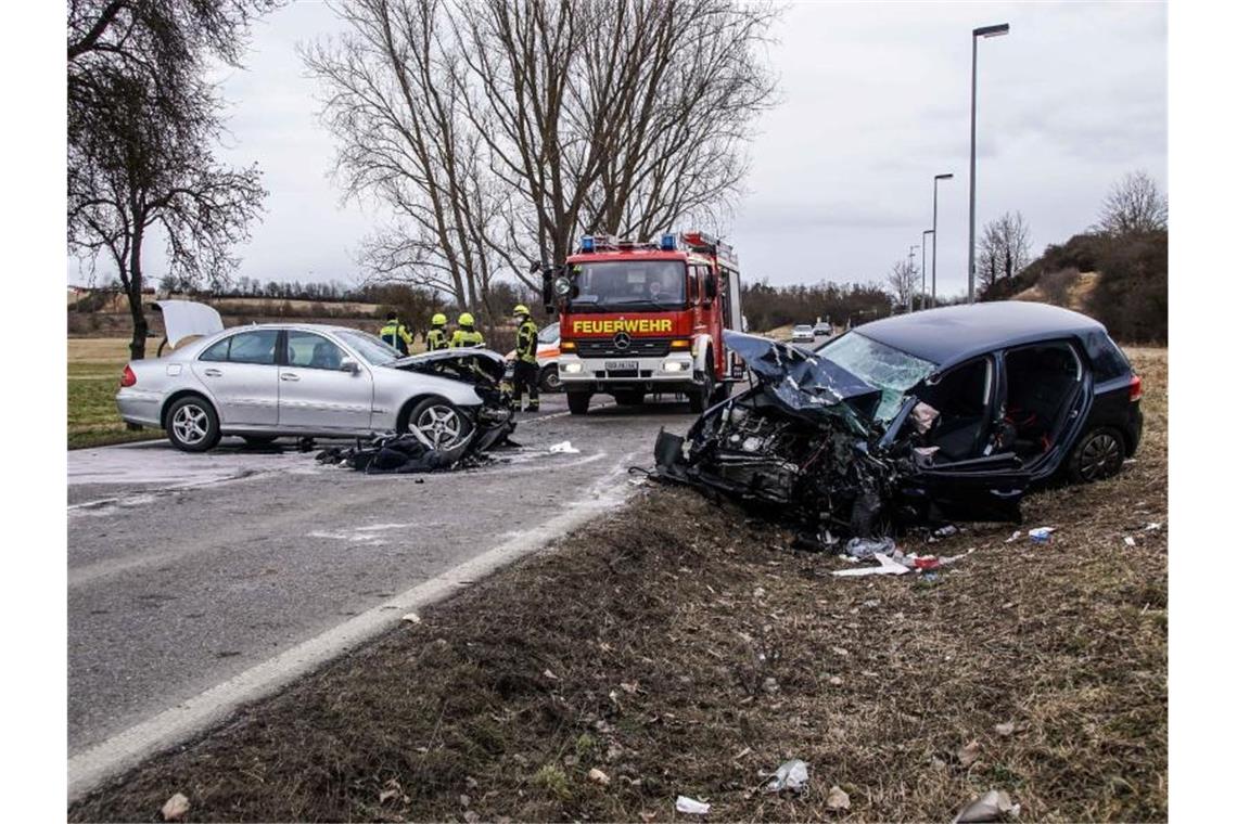 Zwei Schwerverletzte nach Frontalzusammenstoß bei Herrenberg Feuerwehrleute sind bei einem Unfall auf der Bundesstraße 14 im Einsatz. Foto: Dettenmeyer/SDMG/dpa
