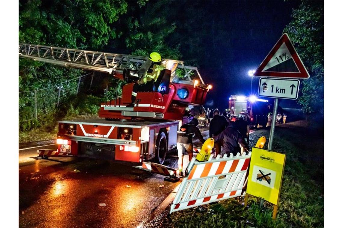 Unwetter bei Taubertal-Festival: Headliner fällt aus Feuerwehrleute sind im Einsatz am Rande des Taubertal-Festivals an der Grenze zwischen Bayern und Baden-Württemberg. Foto: Stefan Kleeberger/Rosenheim Rocks