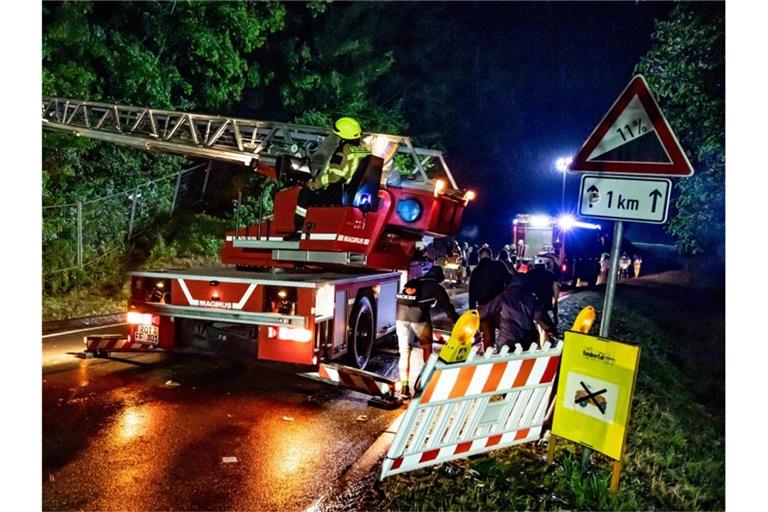 Feuerwehrleute sind im Einsatz am Rande des Taubertal-Festivals an der Grenze zwischen Bayern und Baden-Württemberg. Foto: Stefan Kleeberger/Rosenheim Rocks