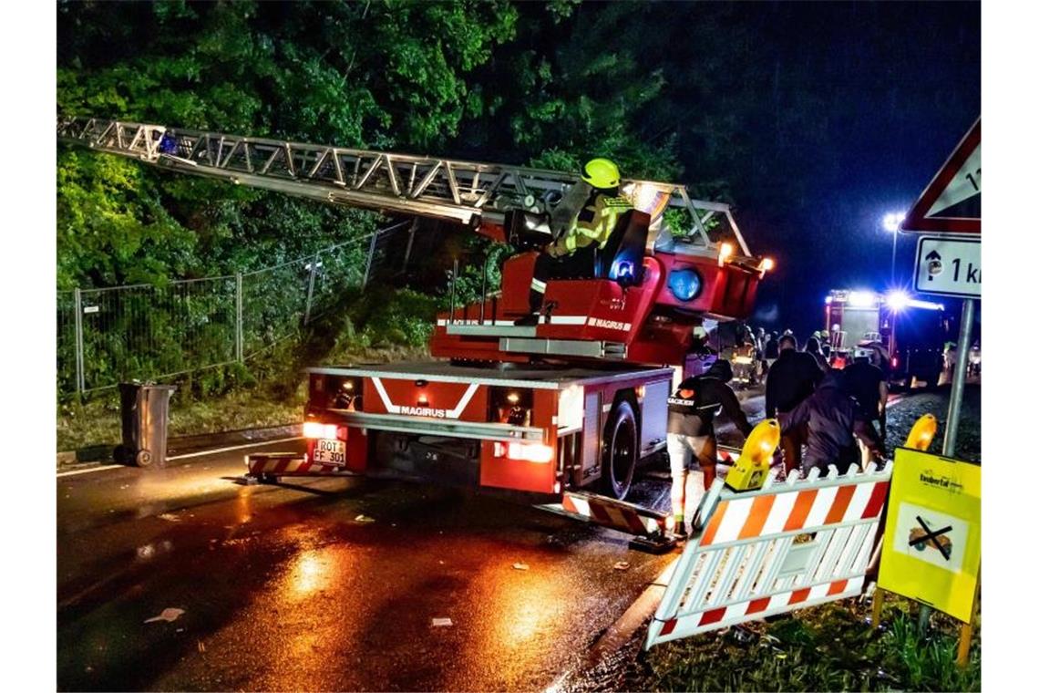 Unwetter bei Taubertal-Festival: Headliner fällt aus Feuerwehrleute sind im Einsatz am Rande des Taubertal-Festivals an der Grenze zwischen Bayern und Baden-Württemberg. Foto: Stefan Kleeberger