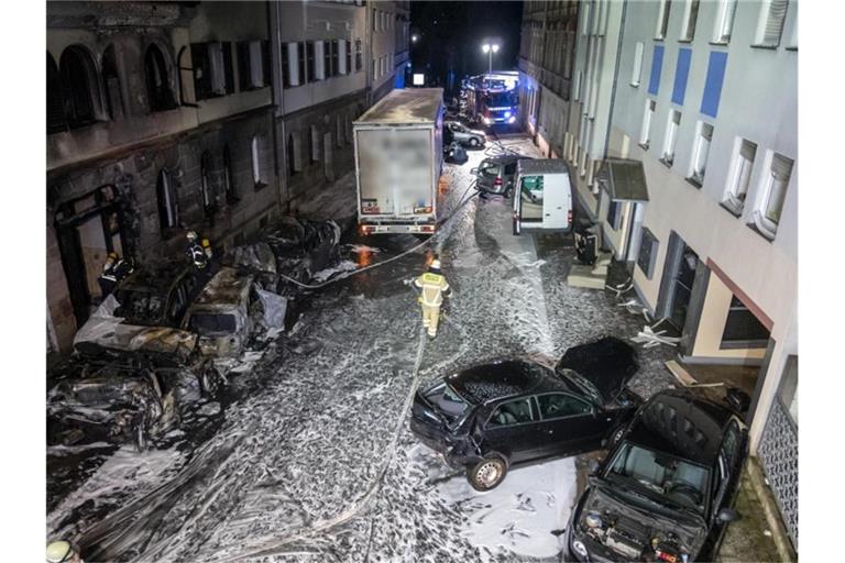 Feuerwehrleute sind nach der Chaosfahrt eines Lastwagenfahrers in Fürth im Einsatz. Foto: Berufsfeuerwehr Fürth/dpa