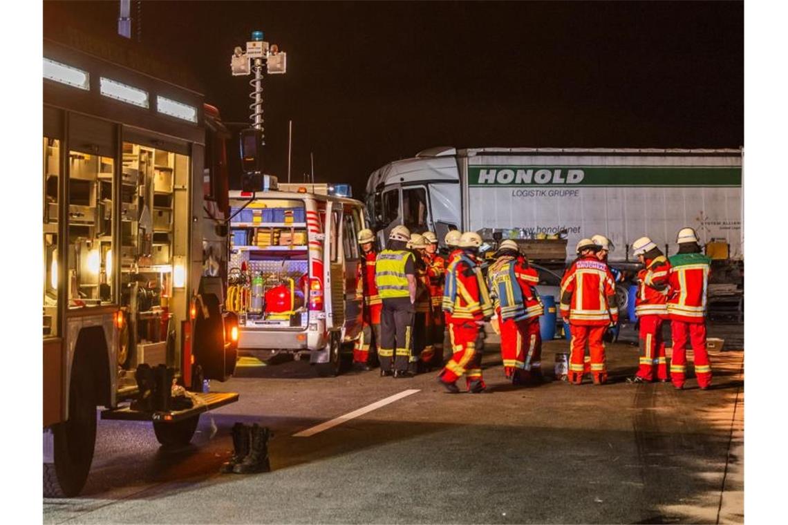 Feuerwehrleute sind nach einem Unfall auf der A5 im Einsatz. Foto: Aaron Klewer/Einsatz-Report24