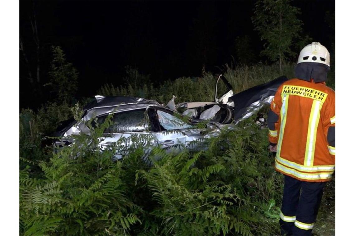 Auto stürzt Böschung herab: Zwei Tote Feuerwehrleute sind nach einem Unfall im Einsatz. Foto: Simon Adomat