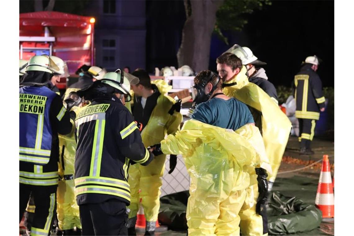 Unbekannte Substanzen in Behörden in NRW und Sachsen Feuerwehrleute stehen an einer Sammelstelle für die Rettungskräfte beim Gebäude der nordrhein-westfälischen Staatsanwaltschaft. Foto: Alex Talash/dpa