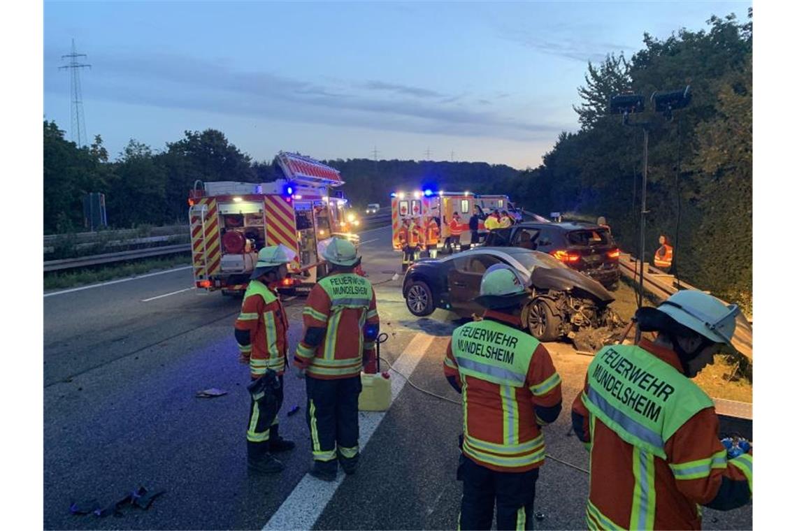 Auto kracht nach Unfall in Wagen von Ersthelfern Feuerwehrleute stehen bei einem verunglückten Fahrzeug auf der A 81. Foto: Hemmann/SDMG
