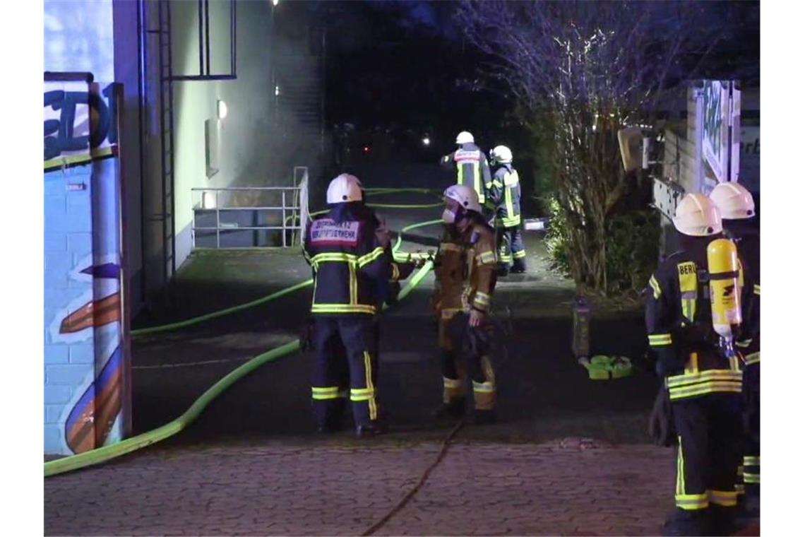 Feuer im Kölner Zoo unter Kontrolle Feuerwehrleute stehen im Kölner Zoo. Foto: Mirko Wolf/dpa/TNN/dpa