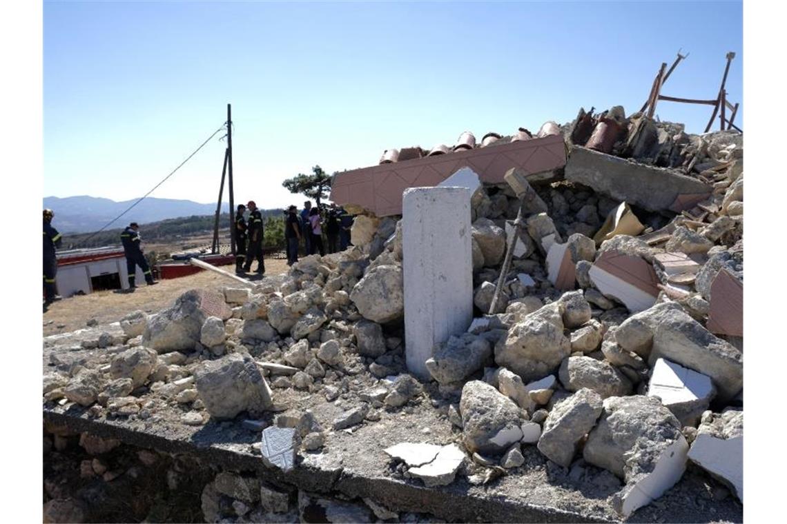 Mindestens ein Toter bei starkem Erdbeben auf Kreta Feuerwehrleute stehen neben einer zerstörten Kirche im Süden der Insel Kreta. Foto: Harry Nakos/AP/dpa