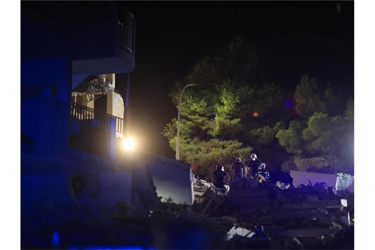 Feuerwehrleute suchen in den Trümmern eines dreistöckigen Gebäudes im Osten Spaniens nach Opfern. Foto: Paula Lorenzino/EUROPA PRESS/dpa