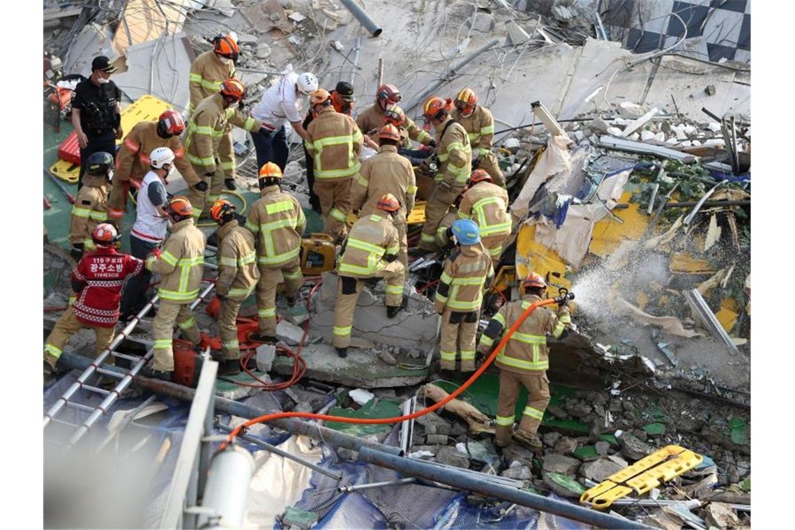 Feuerwehrleute suchen nach Überlebenden in dem eingestürzten Gebäude in Südkorea. Foto: Chung Hoi-Sung/Yonhap/AP/dpa
