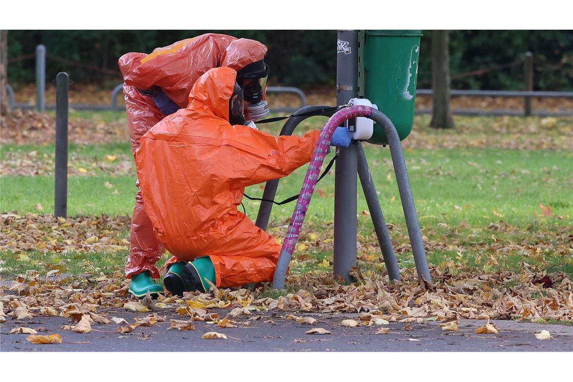 Feuerwehrleute überprüfen eine Mülltonne.