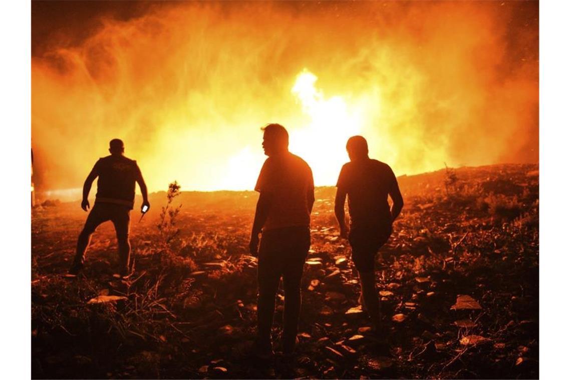 Hunderte Waldbrandeinsätze auf Sizilien - Hitze in Südeuropa Feuerwehrleute und Dorfbewohner versuchen, ein Feuer in der Provinz Antalya unter Kontrolle zu bringen. Foto: Uncredited/AP/dpa