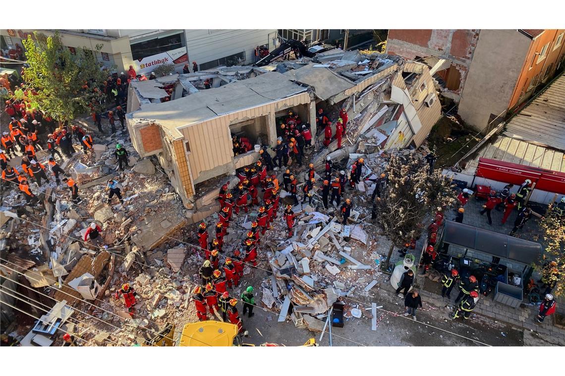 Großes Wohnhaus in der Türkei eingestürzt – Zwei Kinder tot Feuerwehrleute und Rettungskräfte suchen nach dem Einsturz eines Wohngebäudes nach Verschütteten.