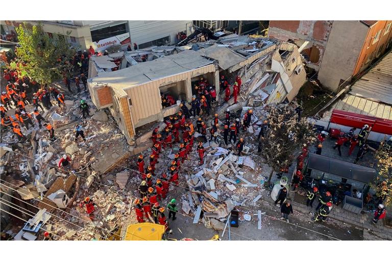 Haus in Türkei eingestürzt – Eltern und Kinder tot Feuerwehrleute und Rettungskräfte suchen nach dem Einsturz eines Wohngebäudes nach Verschütteten.