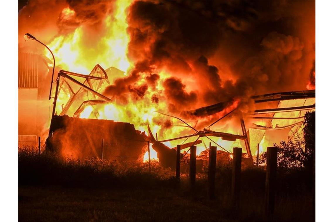 Feuerwehrleute versuchen, den Brand einer Industriehalle in Durlangen zu löschen. Foto: Marius Bulling