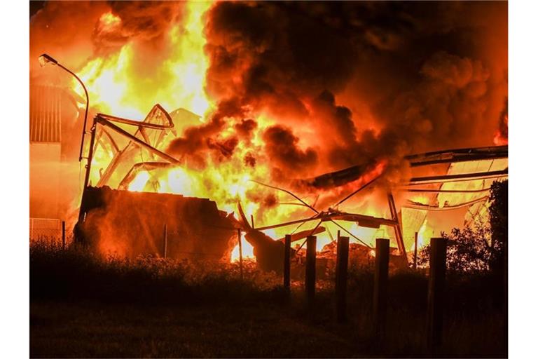Feuerwehrleute versuchen, den Brand einer Industriehalle in Durlangen zu löschen. Foto: Marius Bulling
