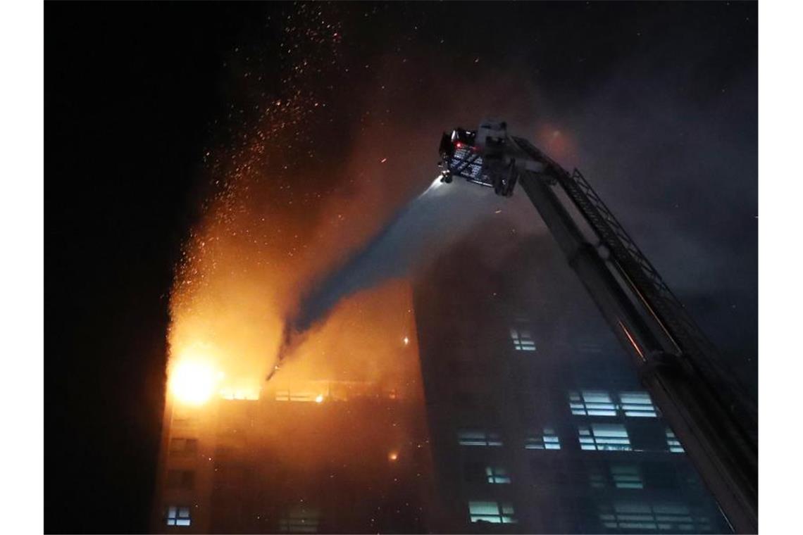 Fast 90 Verletzte bei nächtlichem Hochhausbrand in Südkorea Feuerwehrleute versuchen, den Brand in einem Hochhaus zu löschen. Foto: -/YNA/dpa