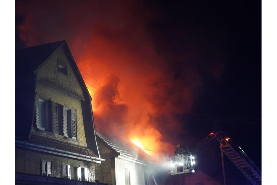 Feuerwehrleute versuchen, den Brand in Nürtingen zu löschen. Foto: Kohls/SDMG/dpa