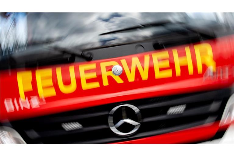 Feuerwehrleute versuchen derzeit, die Flammen zu löschen. (Symbolbild)