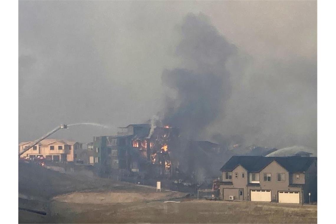 Tausende fliehen in Colorado vor Waldbränden Feuerwehrleute versuchen im Ort Superior ein brennendes Gebäude zu löschen. Foto: David Zelio/Ap/dpa