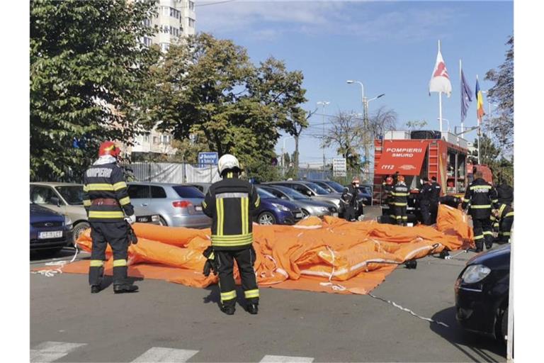 Feuerwehrleute vor dem Krankenhaus in Constanta. Foto: Uncredited/IGSU Romania/AP/dpa