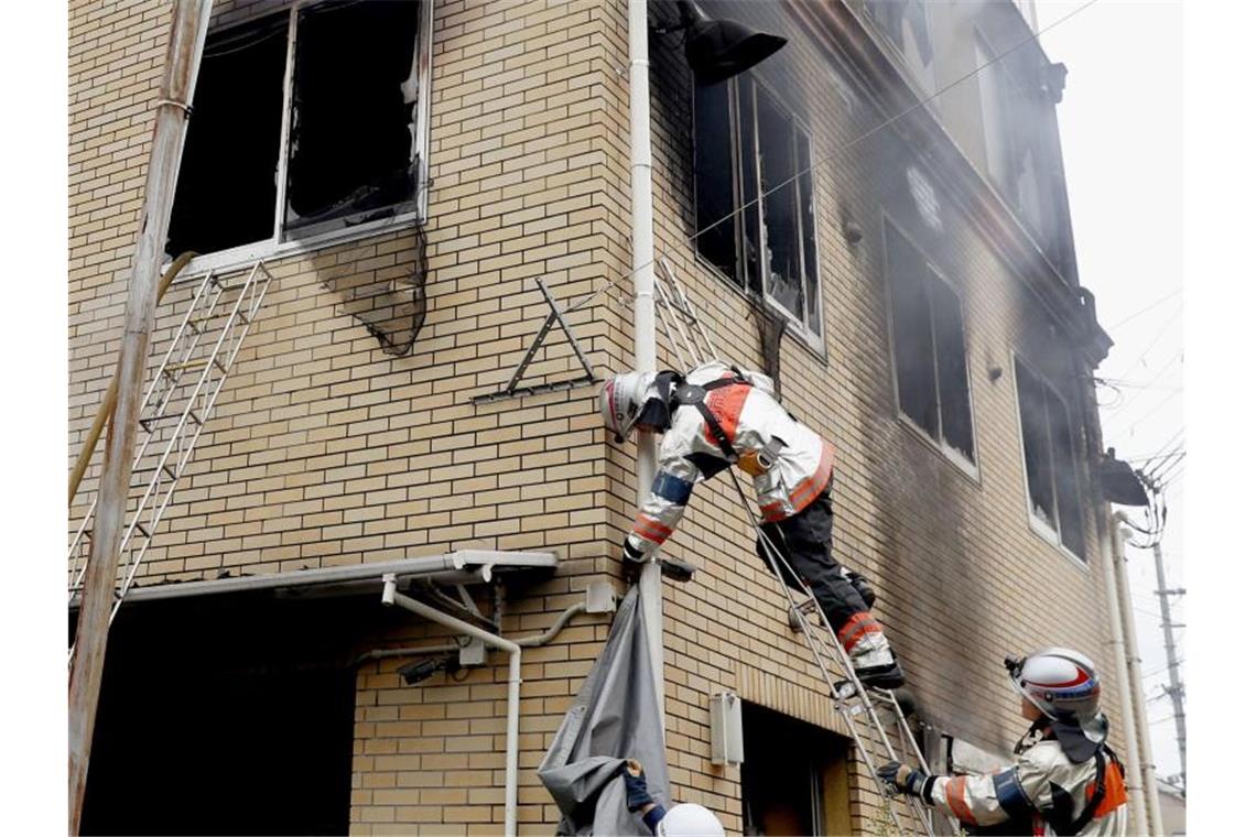 Brandstifter zündet Filmstudio in Kyoto an: „Sterbt!“ Feuerwehrleute während der Löscharbeiten am dreistöckigen Studio der Kyoto Animation Co. Foto: kyodo