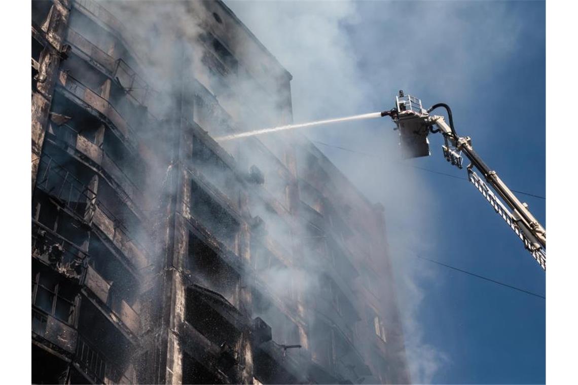 Krieg gegen die Ukraine: So ist die aktuelle Lage Feuerwehrleute während der Löscharbeiten nach dem Beschuss eines Wohnhauses durch russischen Truppen in Kiew. Foto: Mykhaylo Palinchak/SOPA Images via ZUMA Press Wire/dpa
