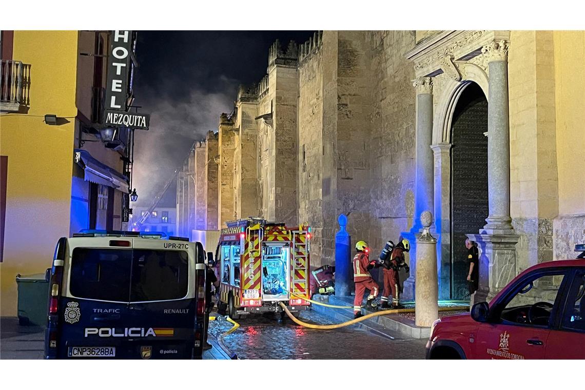 Nur kleinere Brandschäden an Moschee-Kathedrale von Córdoba Feuerwehrleute waren vor Ort, um den Brand zu löschen.