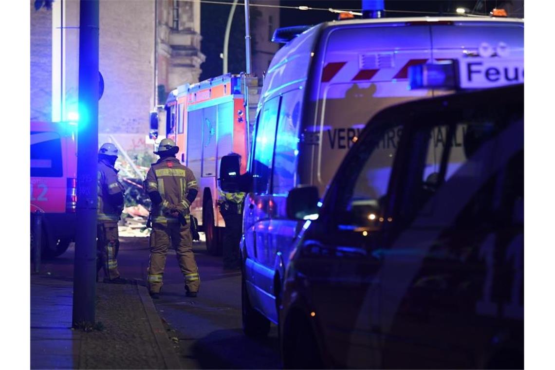 Feuerwehrmänner an der Unfallstelle in Berlin-Mitte. Foto: Britta Pedersen