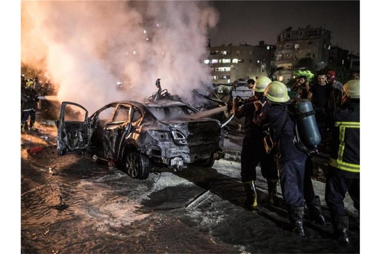 Feuerwehrmänner beim Einsatz nahe des Krebsforschungsinstituts in Kairo. Foto: Oliver Weiken