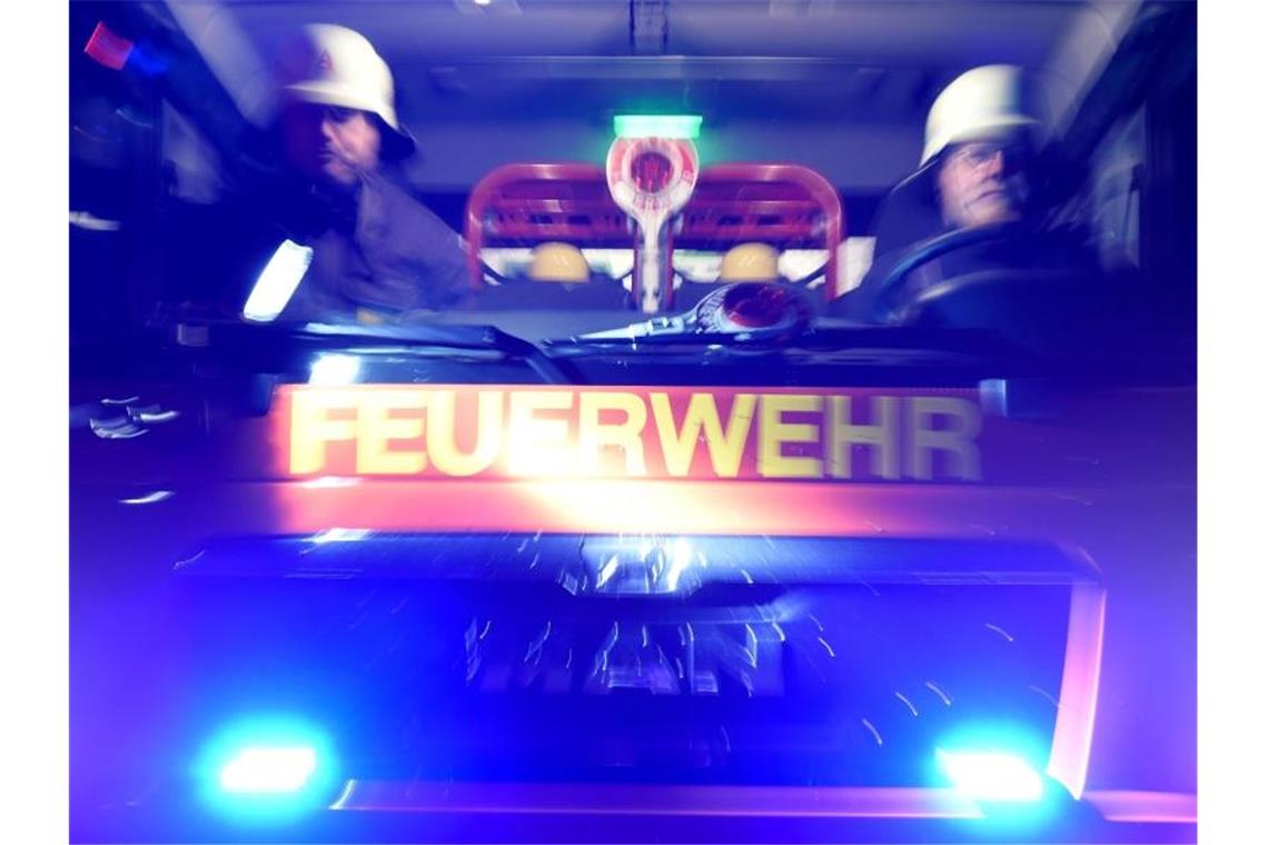 Feuerwehrmänner in einem Löschfahrzeug. Foto: Carsten Rehder/dpa/Symbolbild