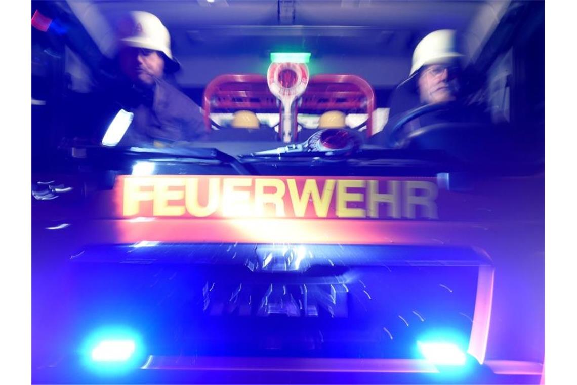 Wohnhaus in Hausach nach Feuer nicht mehr bewohnbar Feuerwehrmänner in einem Löschfahrzeug. Foto: Carsten Rehder/dpa/Symbolbild