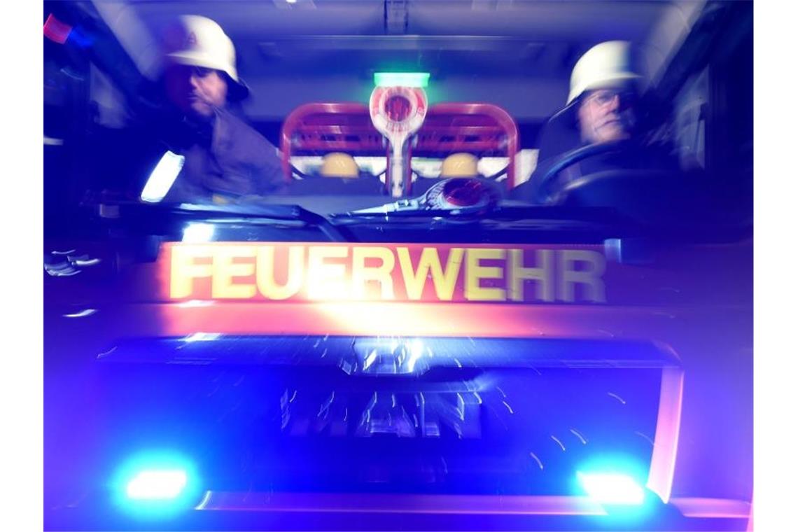 Feuerwehrmänner in einem Löschfahrzeug. Foto: Carsten Rehder/dpa/Symbolbild