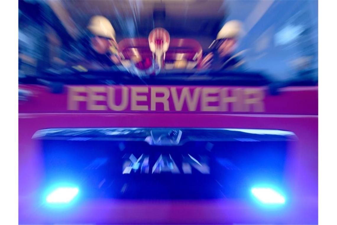 Feuerwehrmänner sind mit ihrem Fahrzeug im Einsatz. Foto: Carsten Rehder/dpa/Symbolbild