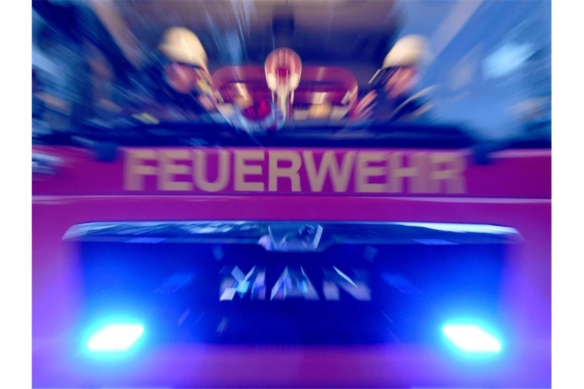 Feuerwehrmänner sind mit ihrem Fahrzeug im Einsatz. Foto: Carsten Rehder/dpa/Symbol