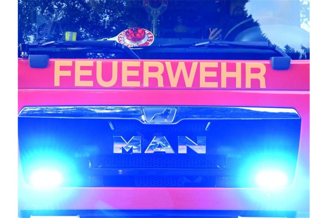 Feuerwehrmänner sitzen in ihrem Fahrzeug. Foto: Carsten Rehder/dpa