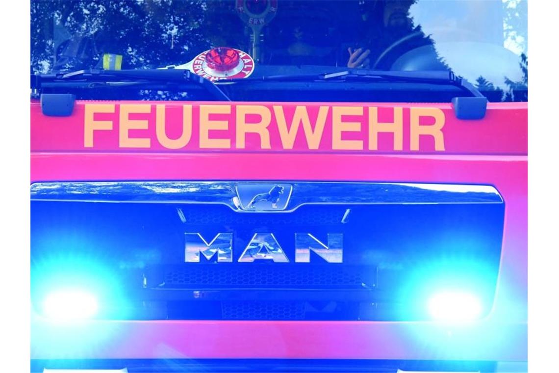 Feuerwehrmänner sitzen in ihrem Fahrzeug. Foto: Carsten Rehder/dpa/Archivbild