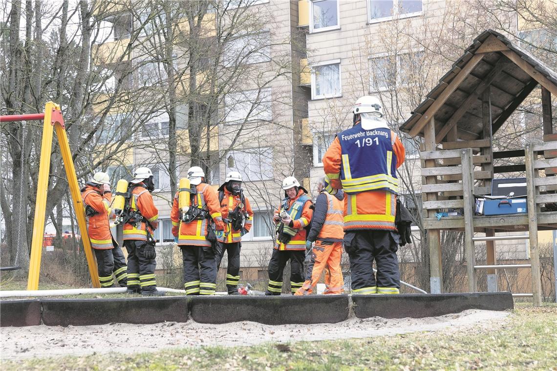 Feuerwehrmänner stellten gestern den Auslöser für die „unbekannten Dämpfe“ sicher: Es war das Begasungsmittel Polytanol. Foto: J. Fiedler