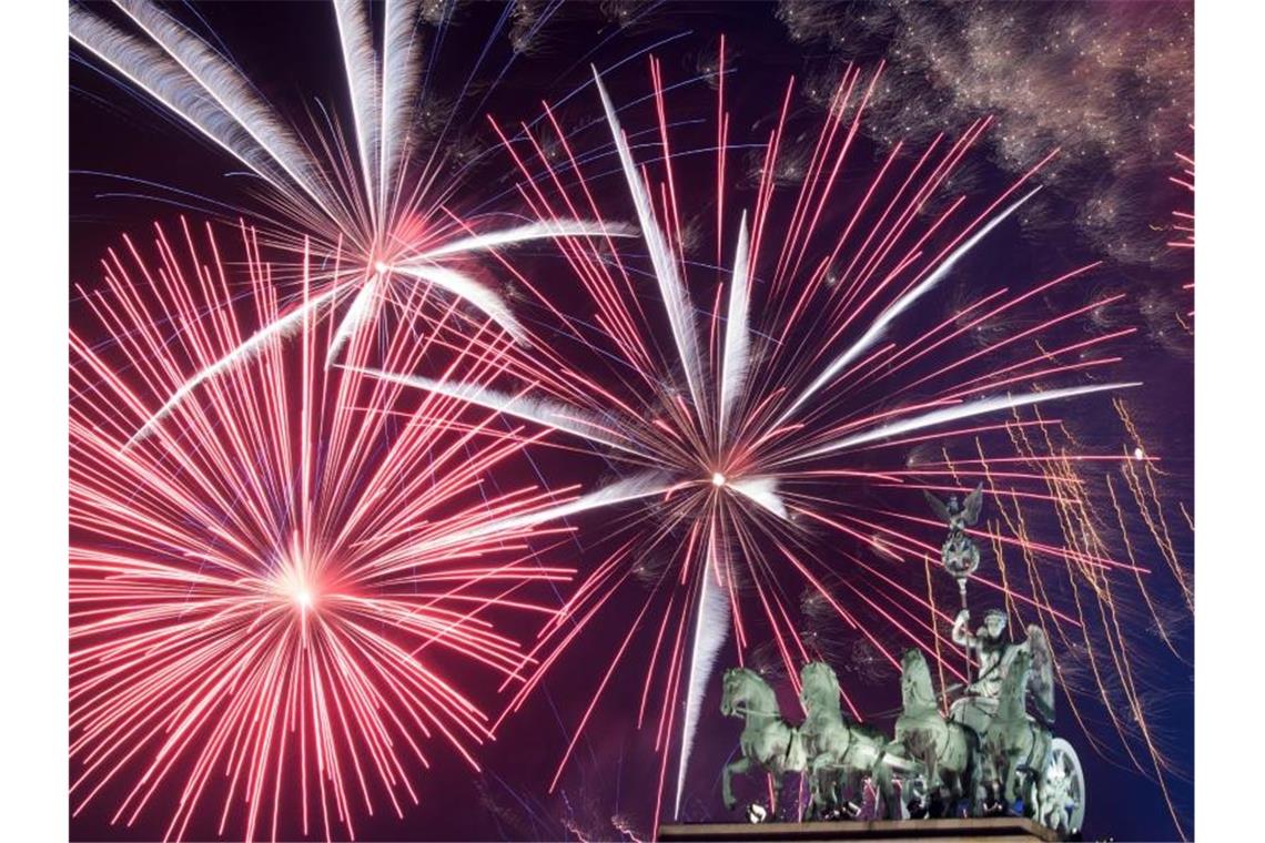 Feuerwerk 2018 bei Deutschlands größter Silvesterparty am Brandenburger Tor in Berlin. Foto: Ralf Hirschberger/dpa